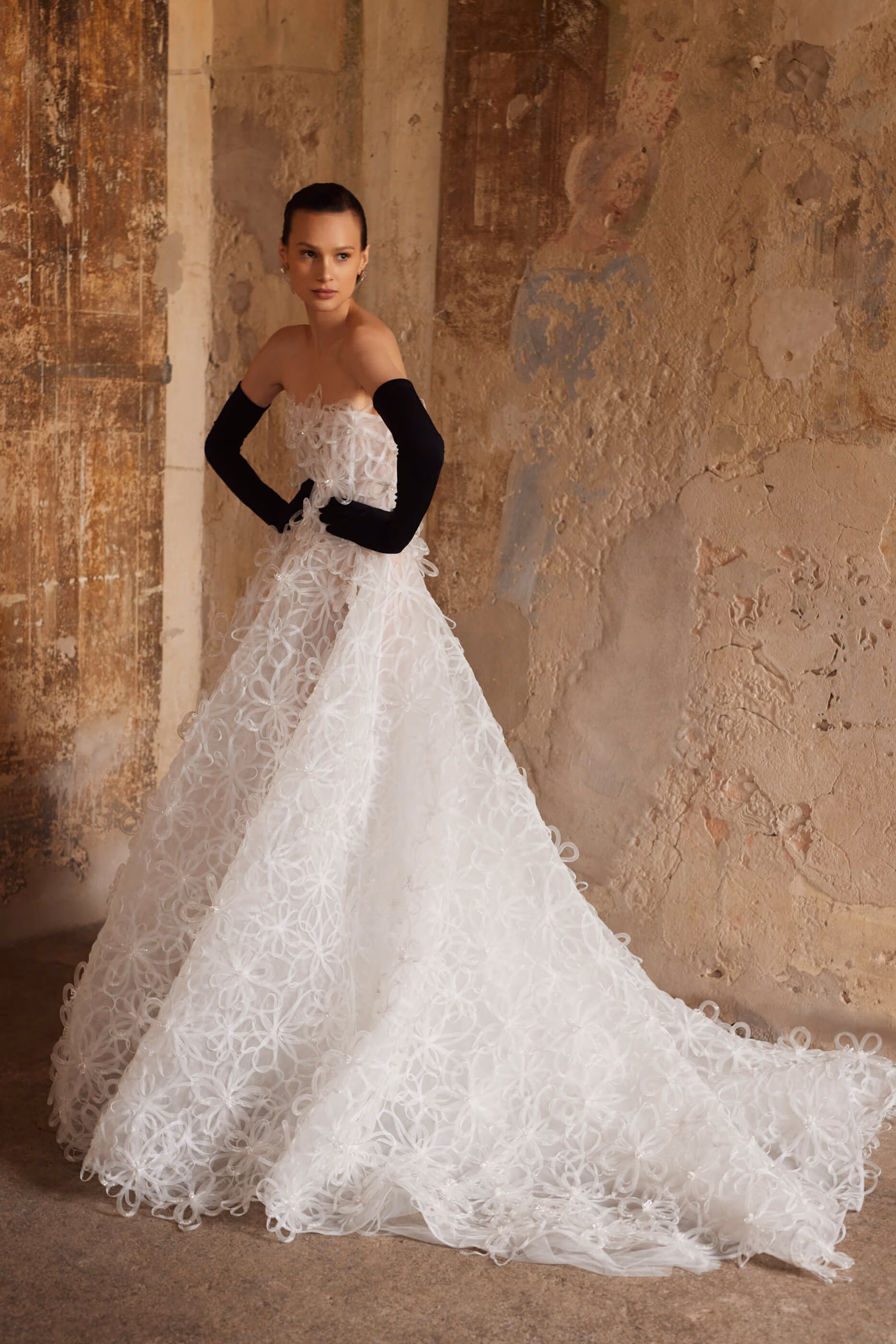 Aceasta rochie este spectaculoasa datorita materialului cu flori 3D tubulare. Are corset si o silueta in forma de A.
